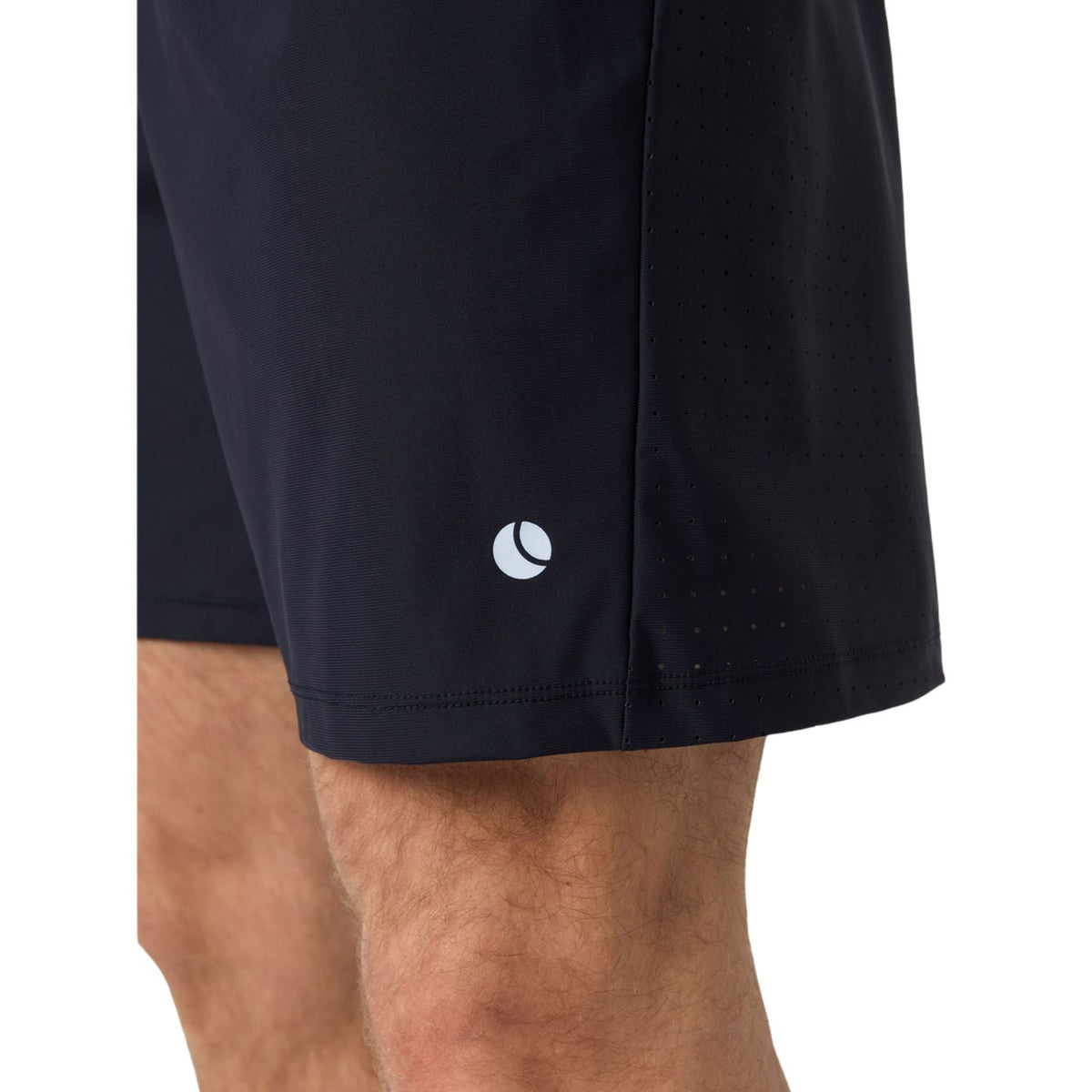 Detail van de pijp van de donkerblauwe Bjorn Borg Ace short met wit logo en zijsplit