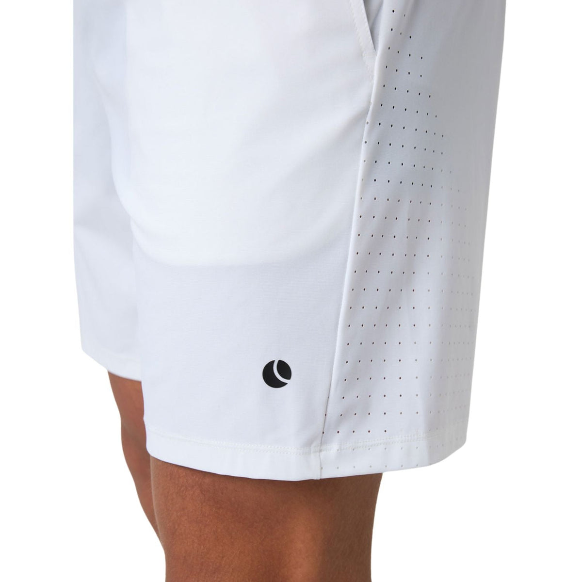 Detail van de witte Bjorn Borg Ace short met grijs logo en geperforeerd vlak op de pijp