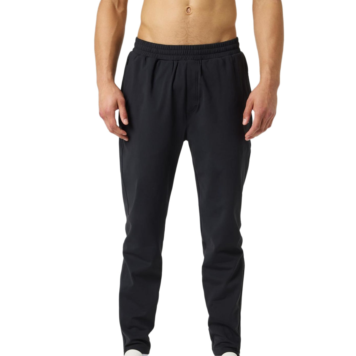 Vooraanzicht van de zwarte Bjorn Borg Ace Court trainingsbroek met elastische taille op model