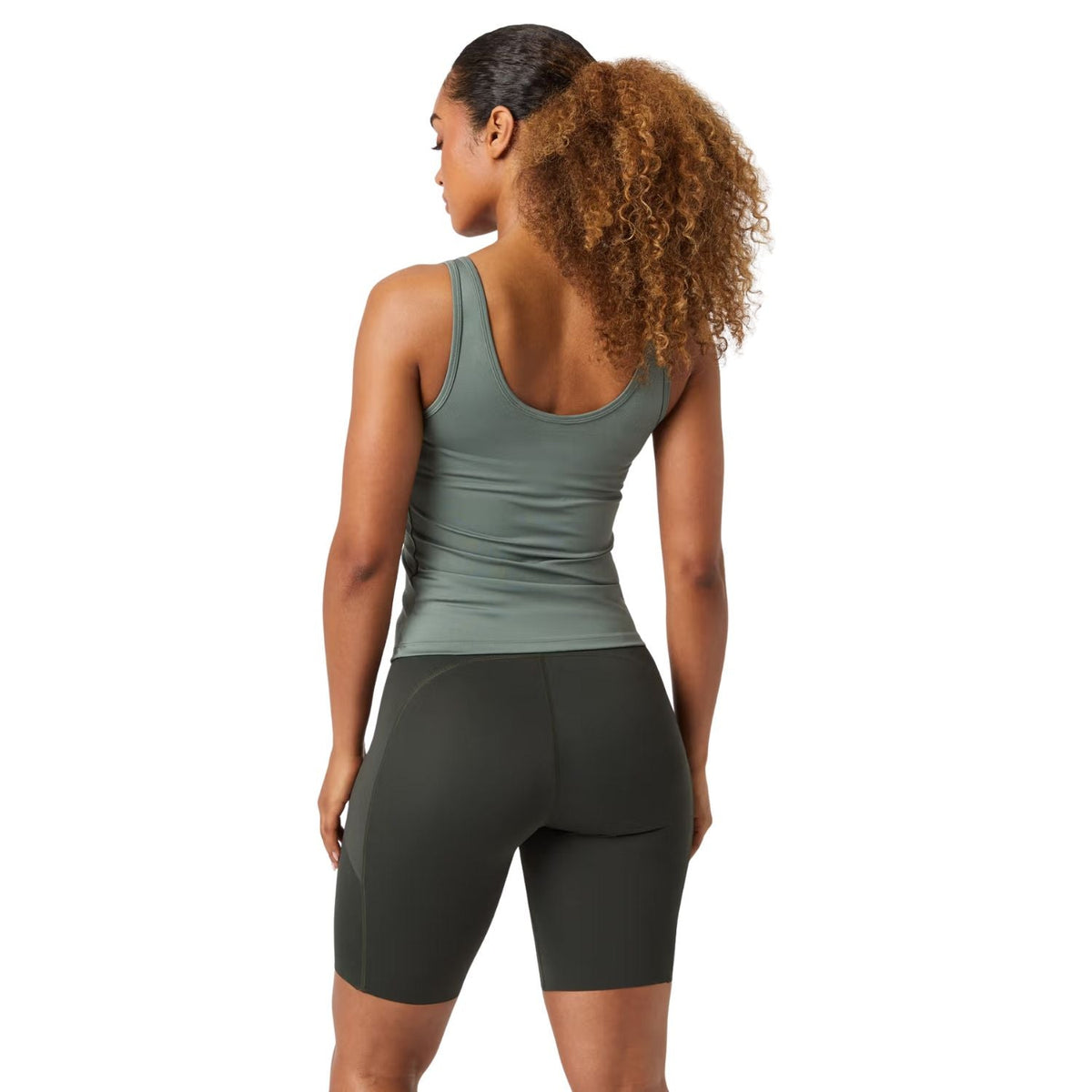 Achteraanzicht van de grijsgroene Bjorn Borg Ace tanktop op model met donkergroene short