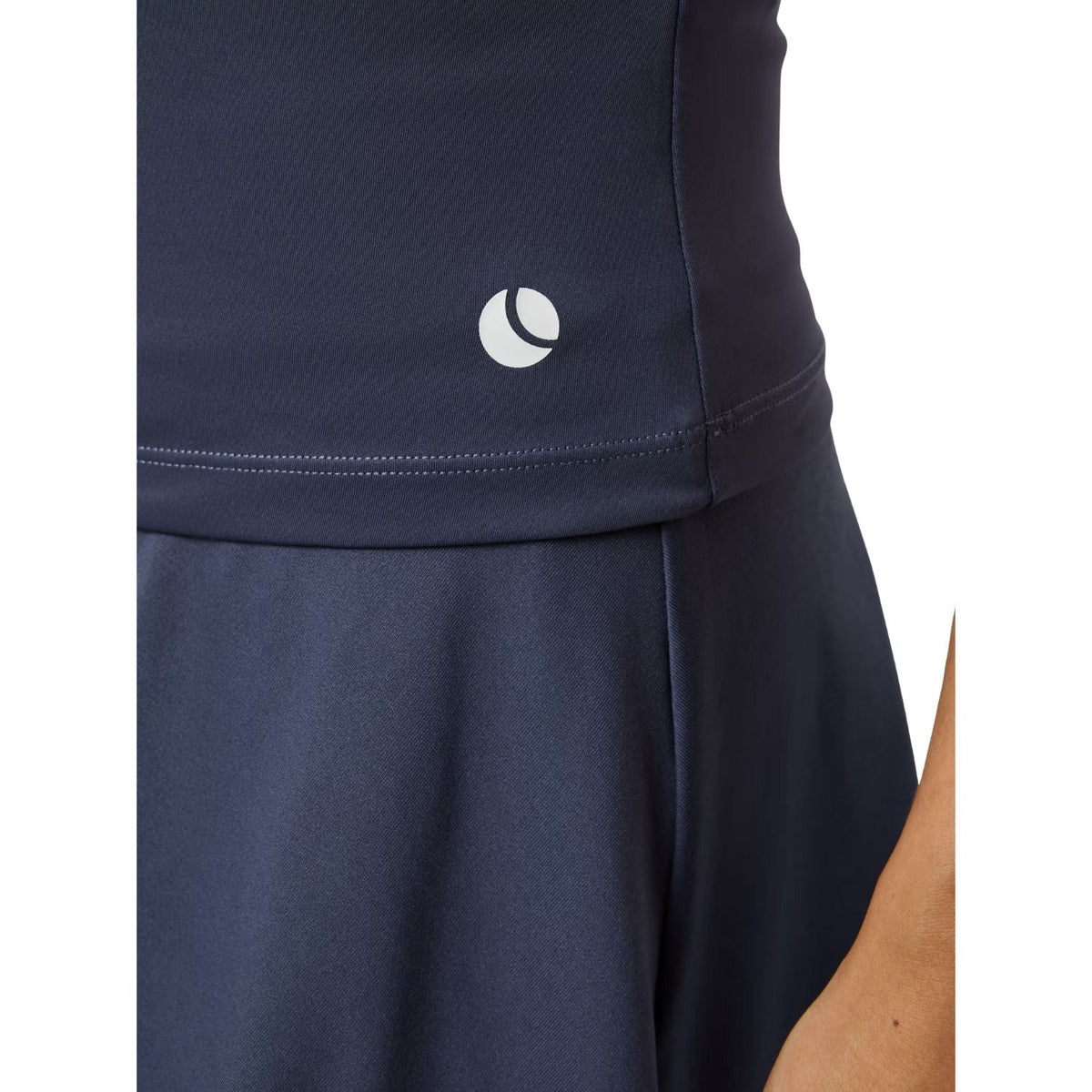 Close-up van de grijsblauwe Bjorn Borg Ace tanktop met wit logo net boven de rokzoom