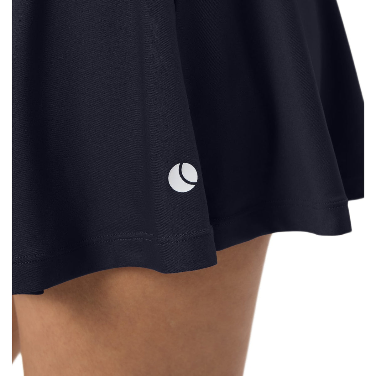 Close-up van het witte logo op de zoom van de donkerblauwe Bjorn Borg Ace jerseyrok