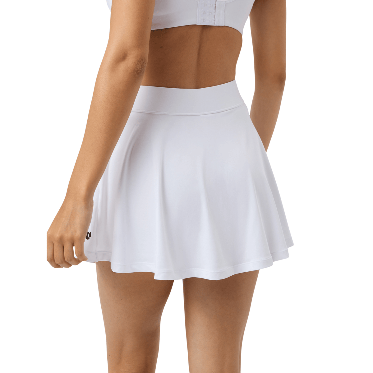 Model draagt de witte Bjorn Borg Ace jersey rok, zijaanzicht met wijde zoom