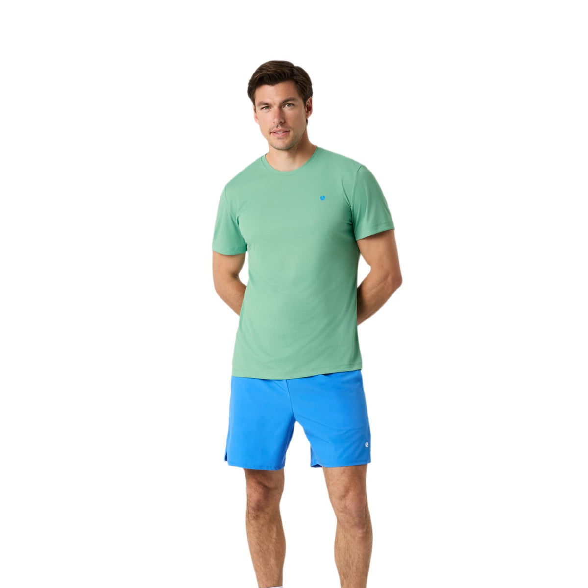 Model ten voeten uit in het mintgroene Ace Light T-shirt en blauwe short