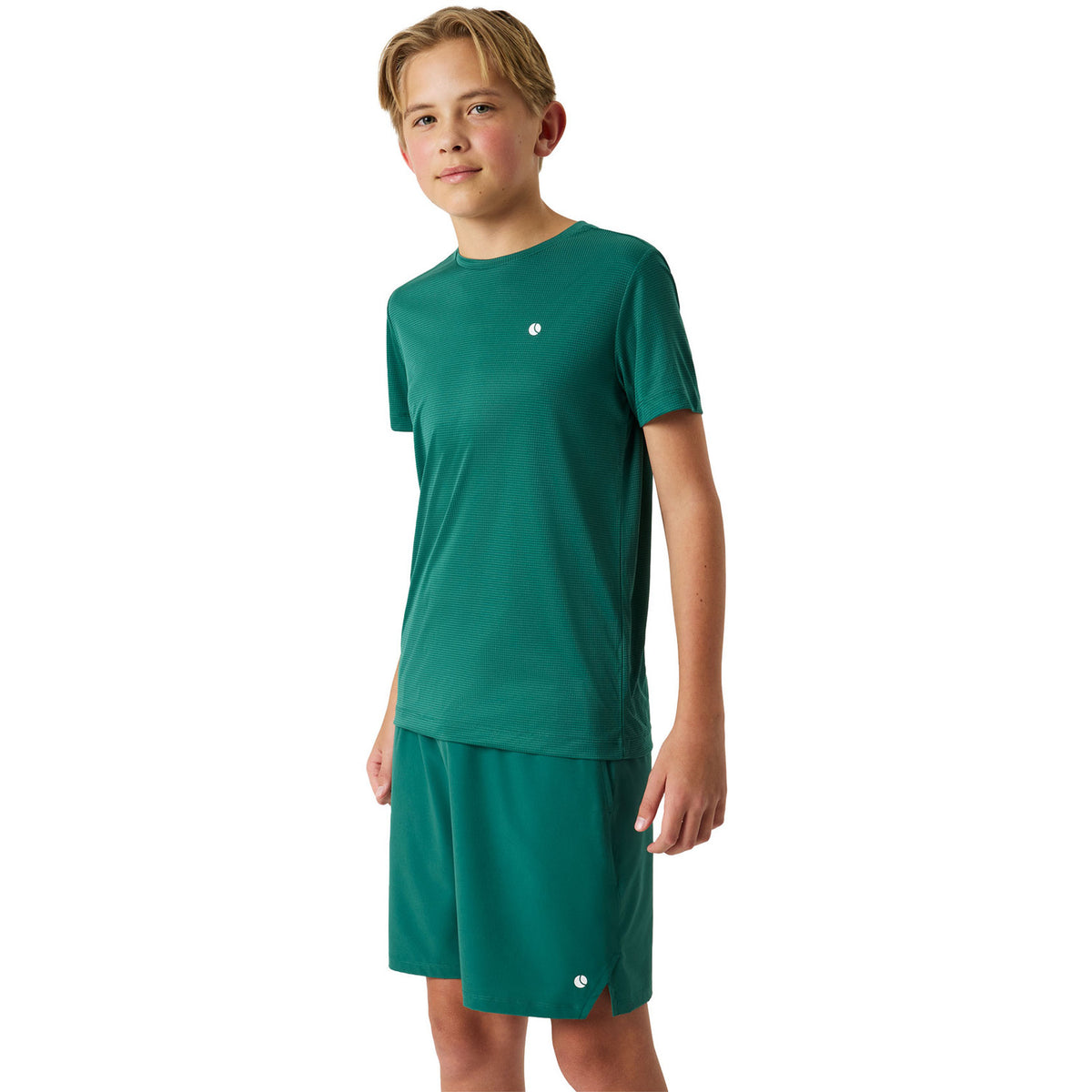 Junior model draagt het groene Bjorn Borg Ace Light T-shirt met bijpassende groene short