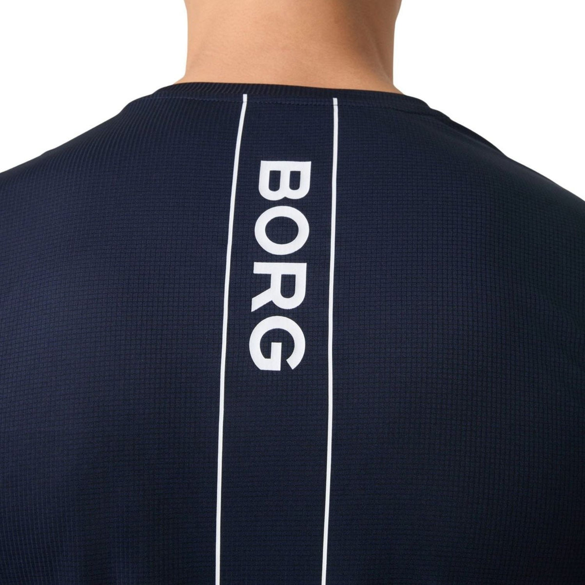 Detail van de verticale BORG-print op de rug van het marineblauwe Ace T-shirt