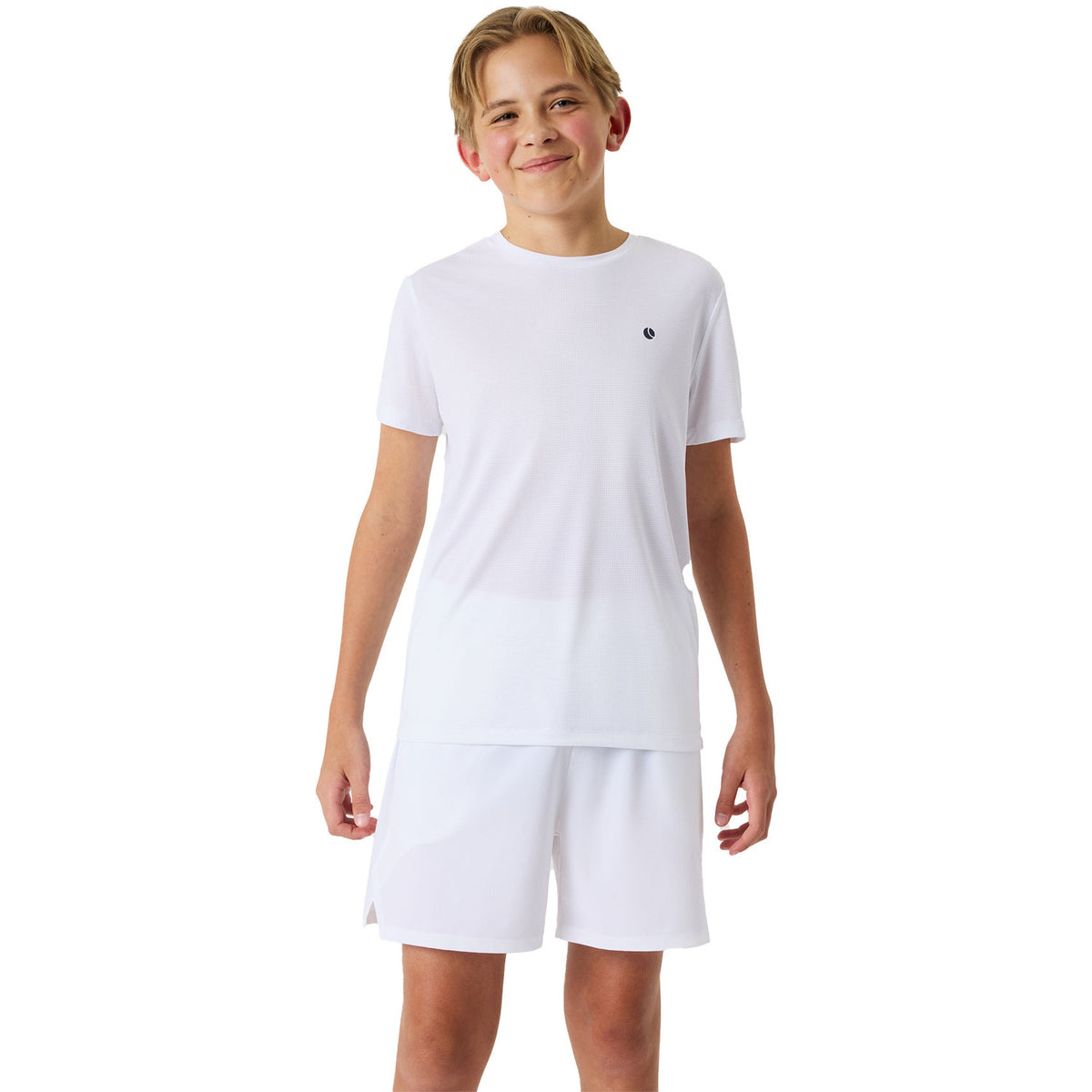 Junior model draagt het witte Bjorn Borg Ace Light T-shirt met witte short, vooraanzicht