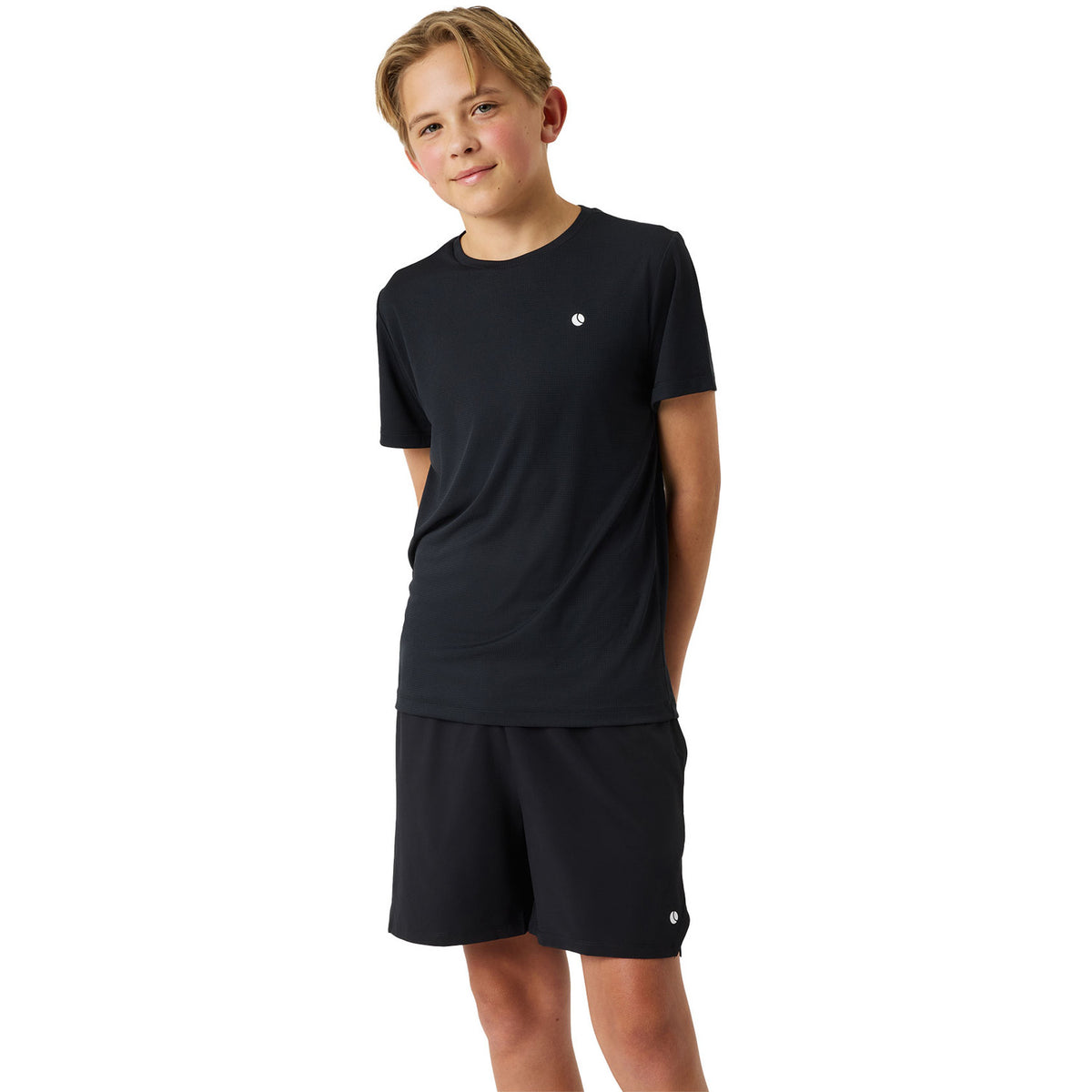 Junior model draagt het zwarte Bjorn Borg Ace Light T-shirt met bijpassende zwarte short
