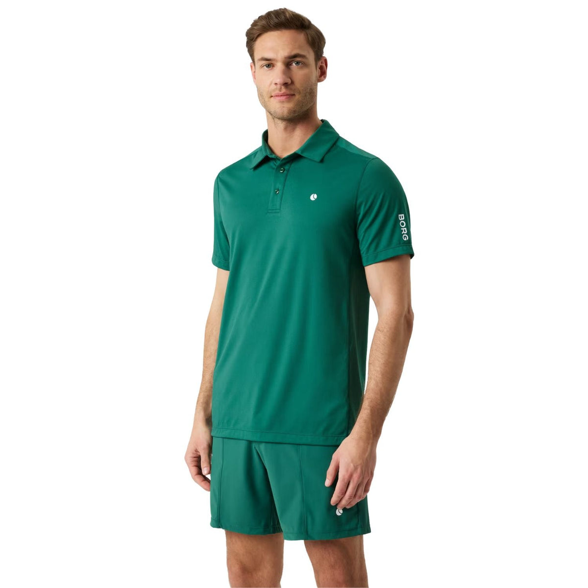 Model draagt de Bjorn Borg Ace Mesh Panel polo in donkergroen met short