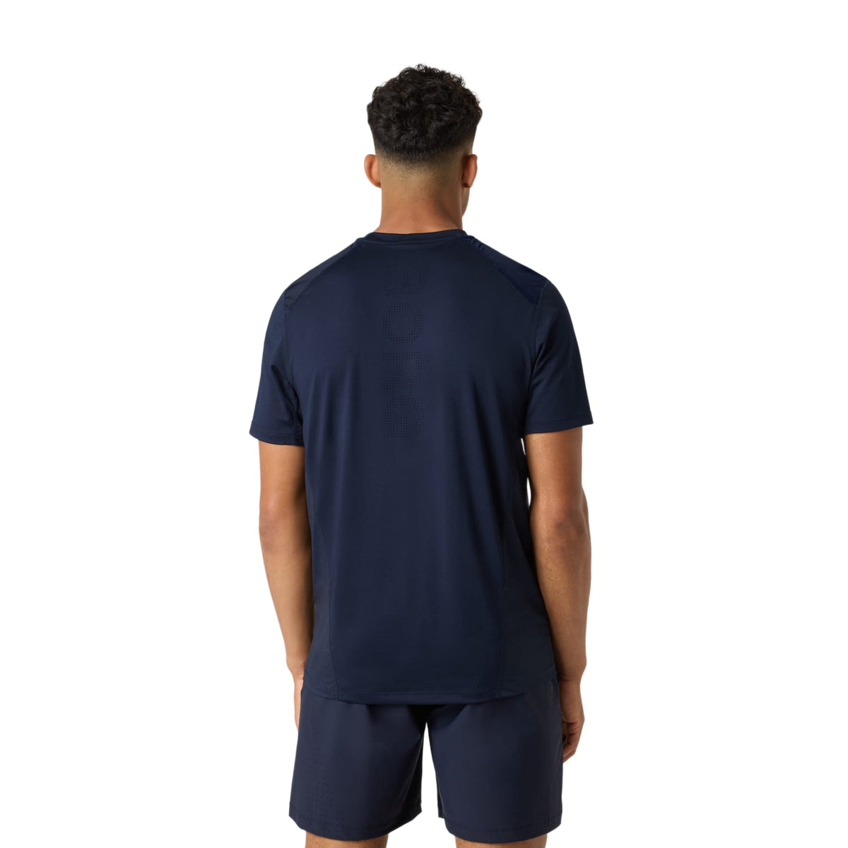 Achterzijde van het donkerblauwe Bjorn Borg Ace Mesh Panel T-shirt op model