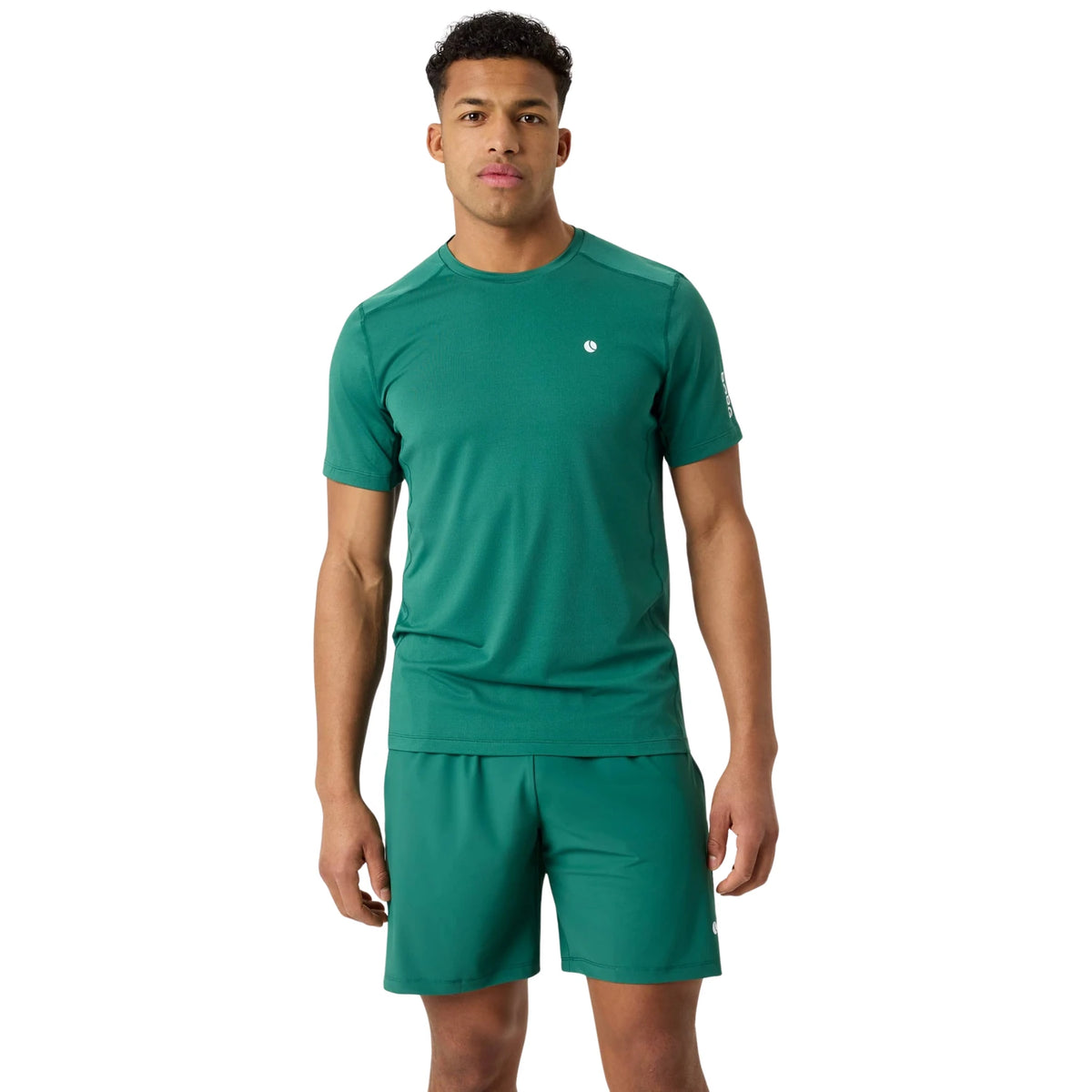 Model draagt het Bjorn Borg Ace Mesh Panel T-shirt voor heren in donkergroen