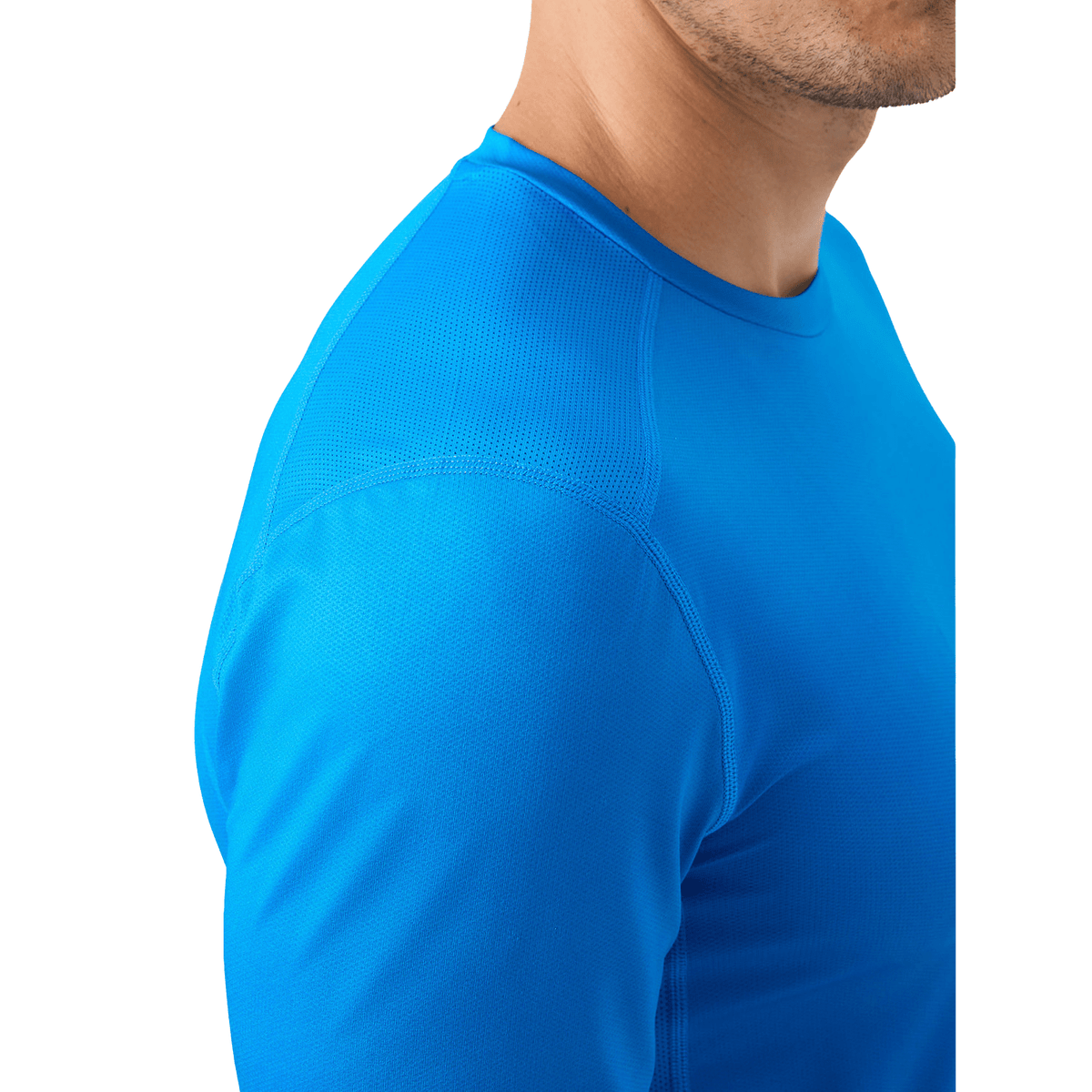 Detail van de mesh-inzet op de schouder van het helderblauwe Ace T-shirt