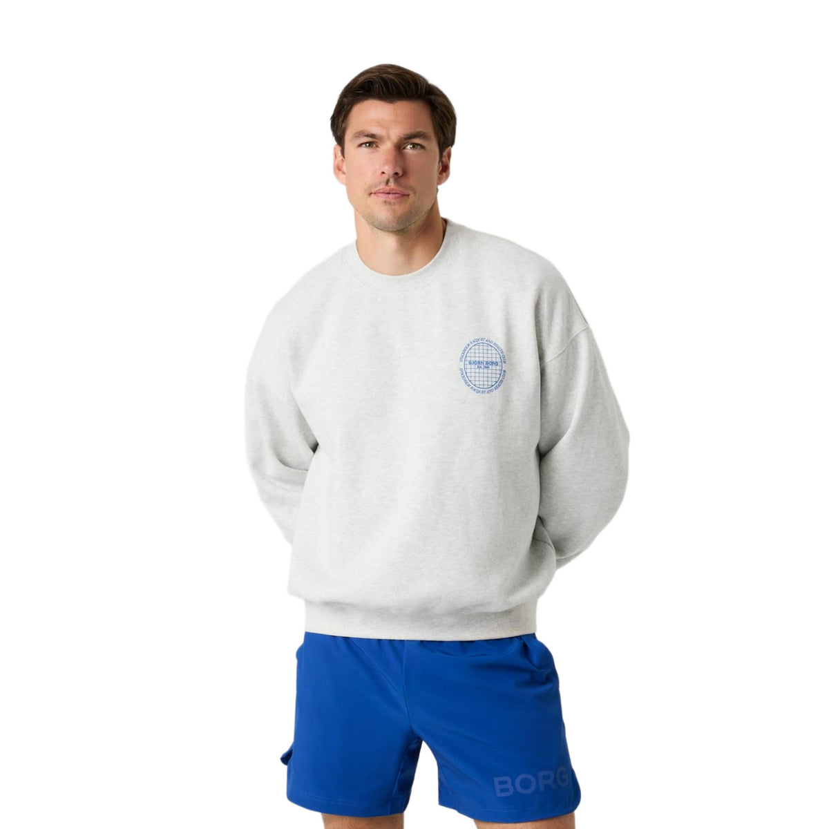 Model draagt het lichtgrijze Bjorn Borg Ace oversized sweatshirt met blauwe logoprint