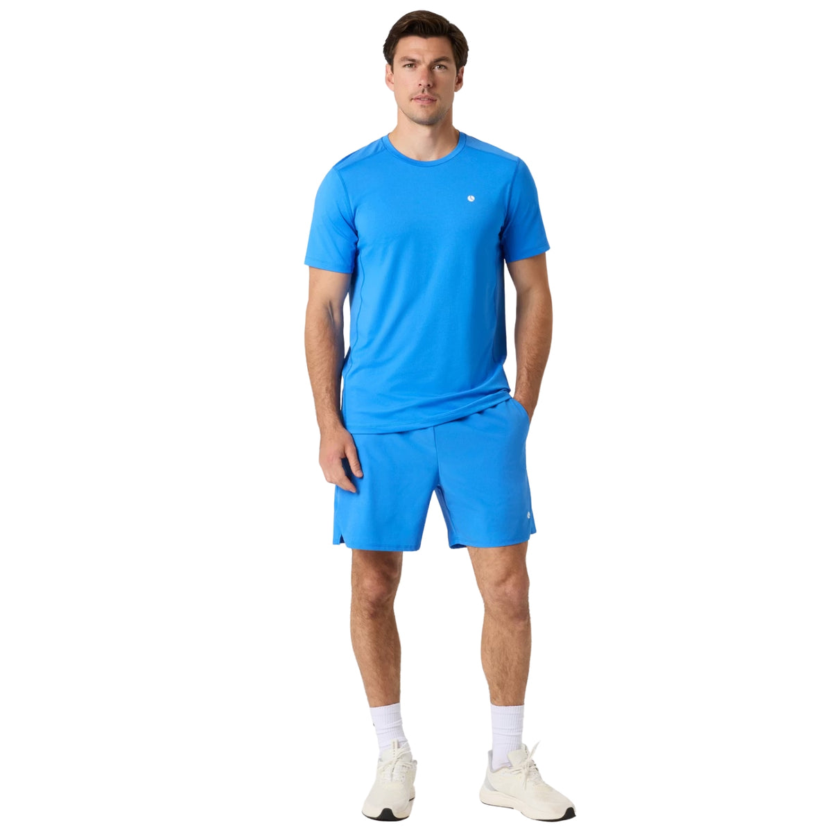 Model draagt de Bjorn Borg Ace set in blauw met T-shirt en bijpassende short