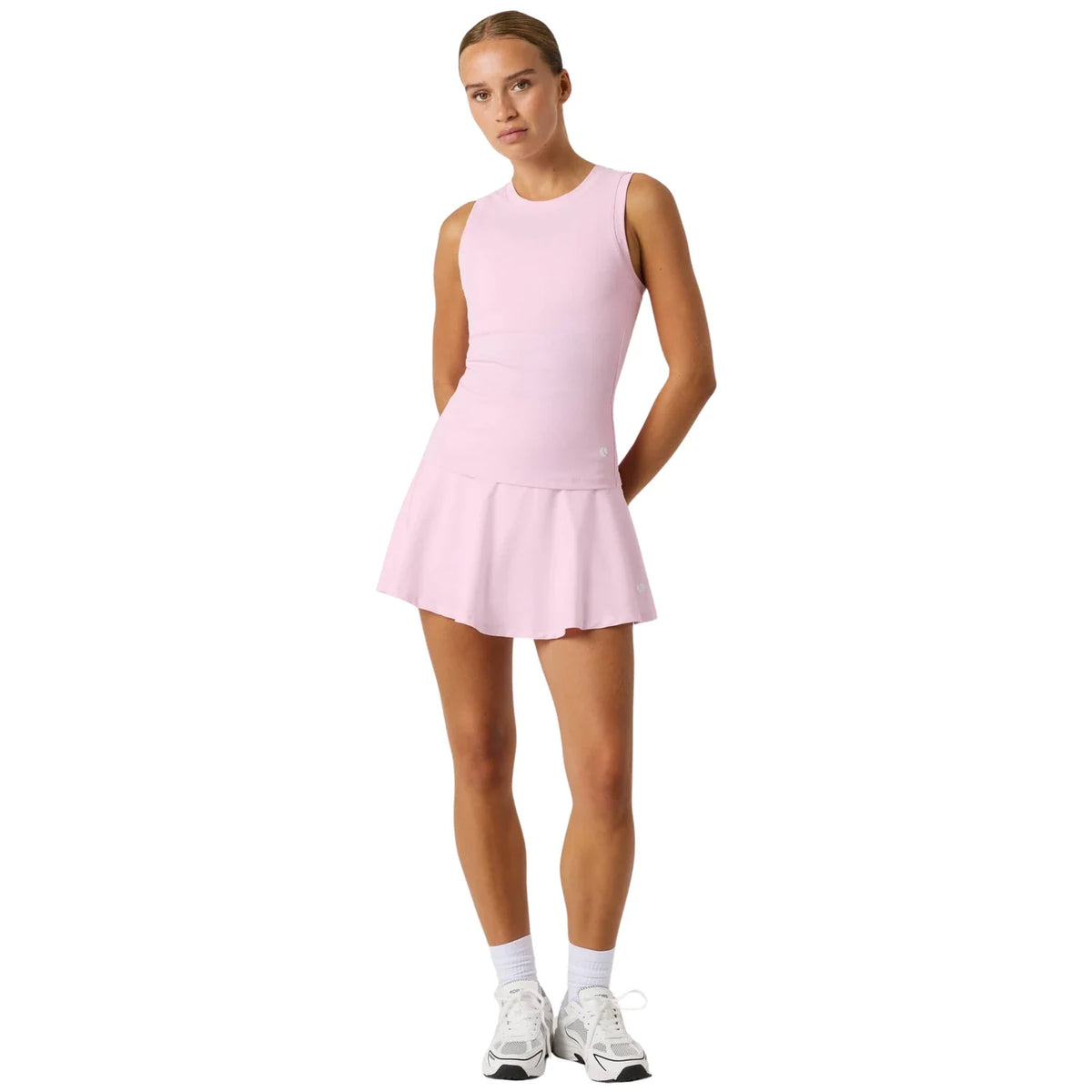 Model draagt de complete Björn Borg Ace Pocket Tank Pink Lady Set W