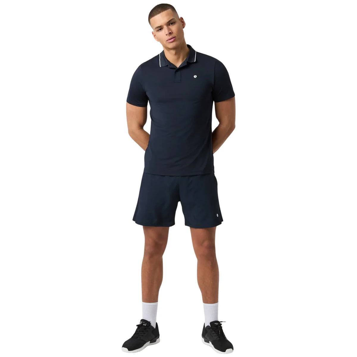 Model draagt de complete Björn Borg Ace Polo Night Sky Set