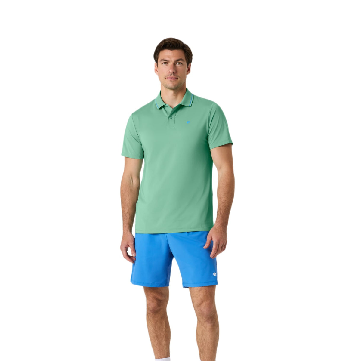 Model ten voeten uit in de mintgroene Bjorn Borg Ace polo en blauwe short