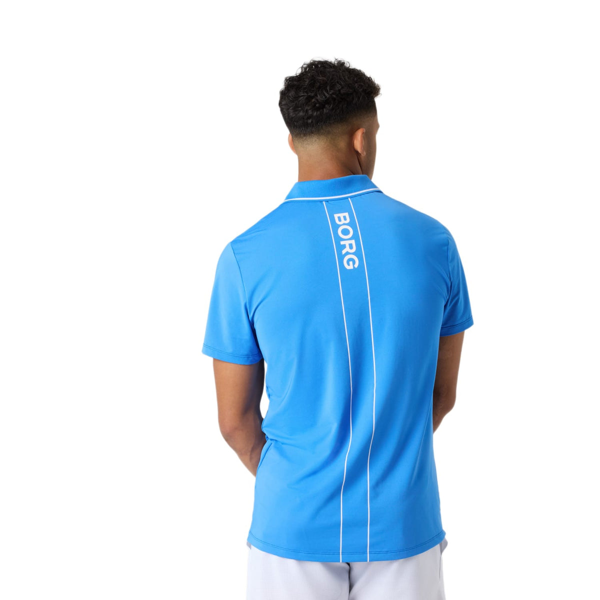 Achterzijde van de blauwe Bjorn Borg Ace polo met BORG-print op de rug