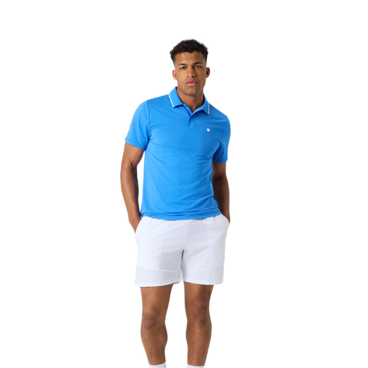 Model ten voeten uit in de blauwe Bjorn Borg Ace polo en witte short
