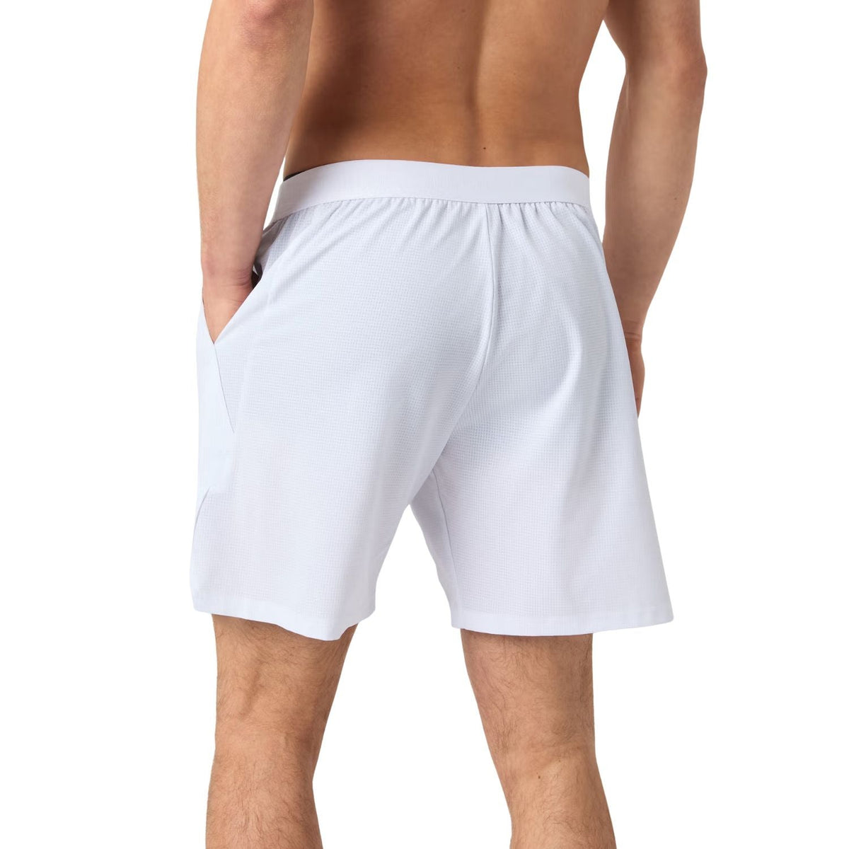 Achteraanzicht van de witte Bjorn Borg Ace Pro short met de hand in de zijzak