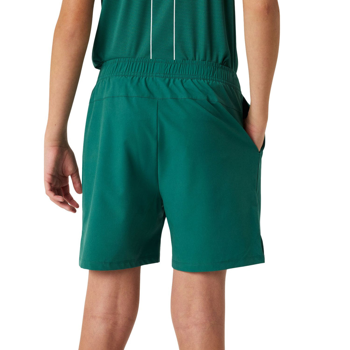 Zijaanzicht van de groene Bjorn Borg Ace Racquet junior short met hand in de zijzak