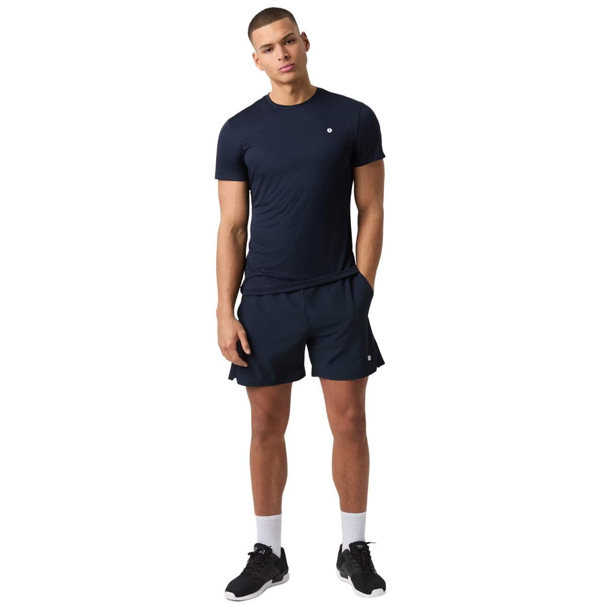 Model ten voeten uit in de donkerblauwe Ace Racquet short en T-shirt