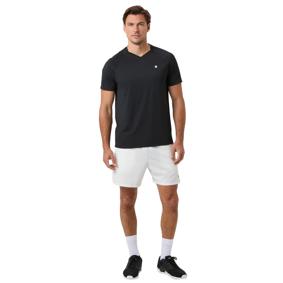 Model ten voeten uit in de witte Ace Racquet short en zwart T-shirt