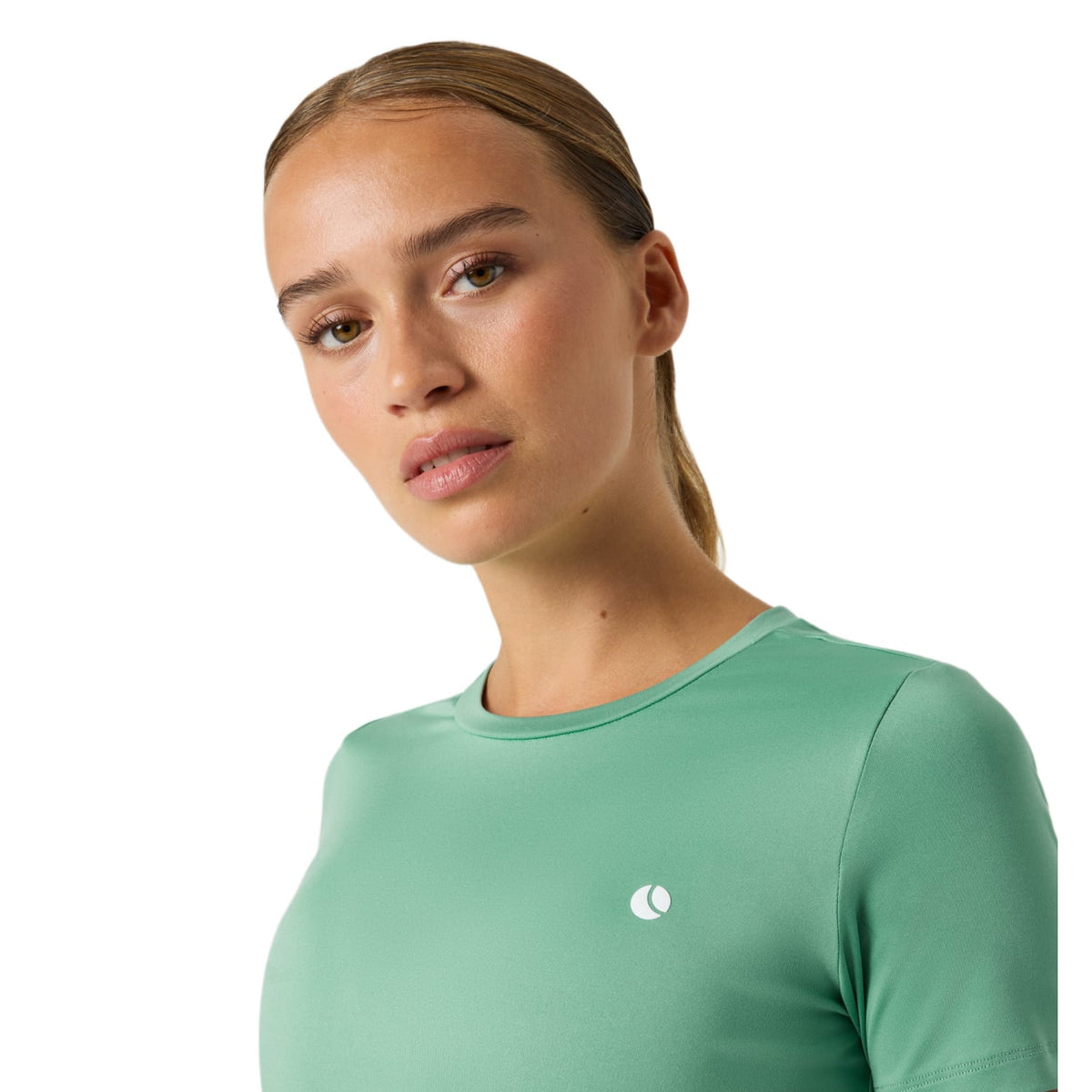 Detail van de ronde hals en het logo op het mintgroene Ace Slim T-shirt