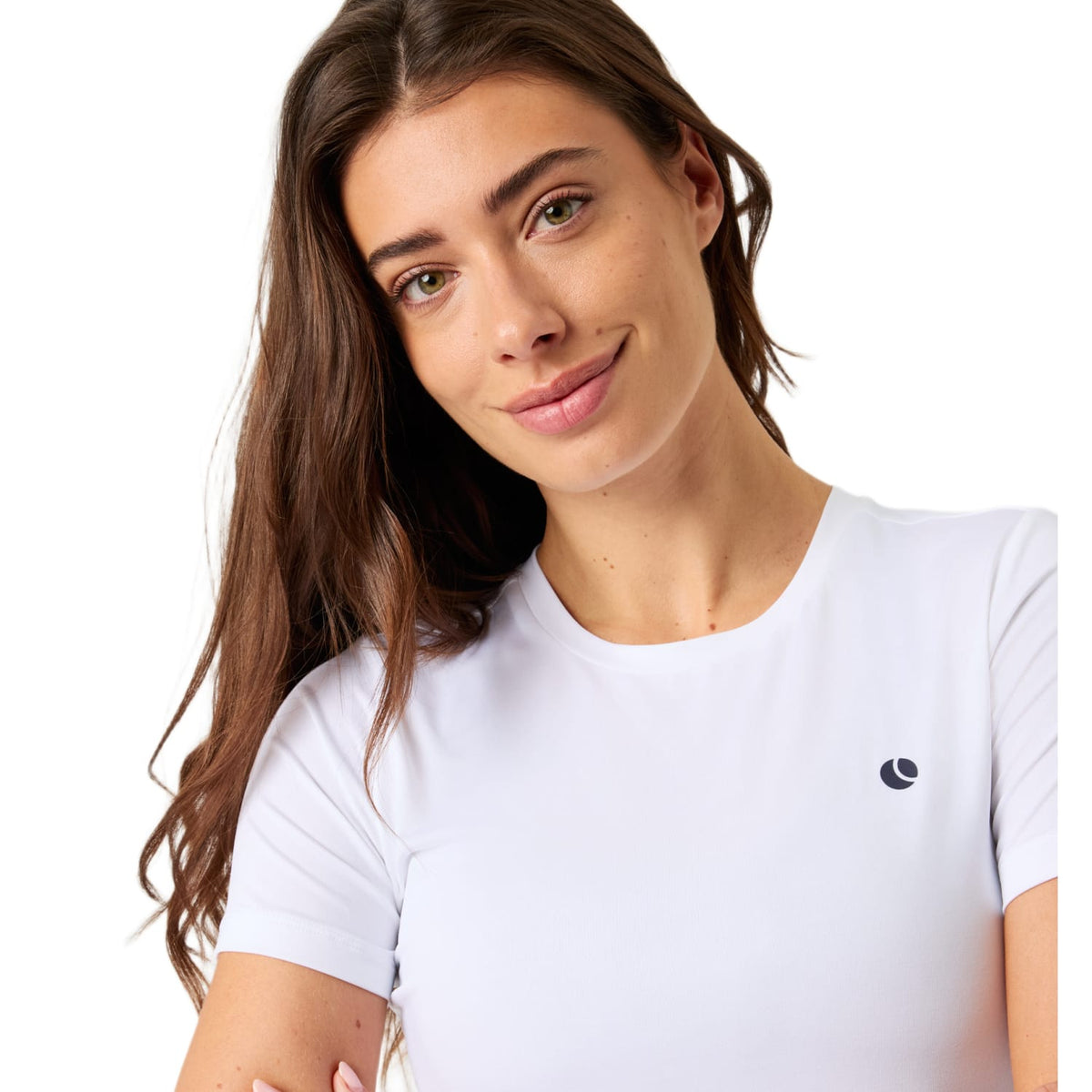 Detail van het witte Bjorn Borg Ace Slim T-shirt met borstlogo op model