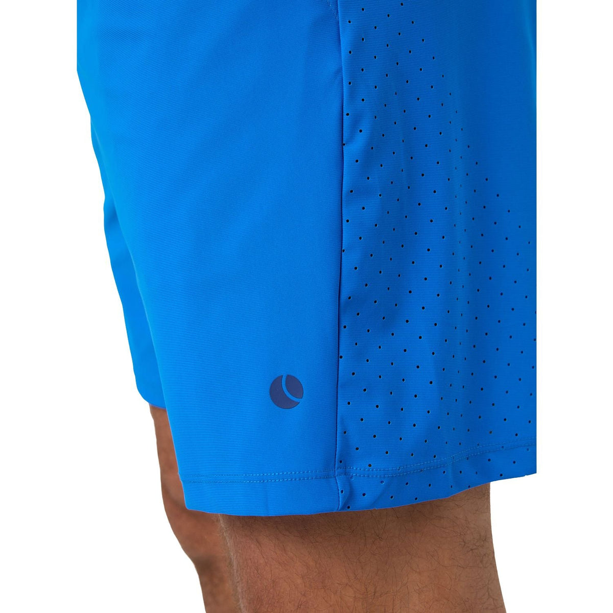 Detail van de geperforeerde stof en het logo van de helderblauwe Ace sportshort