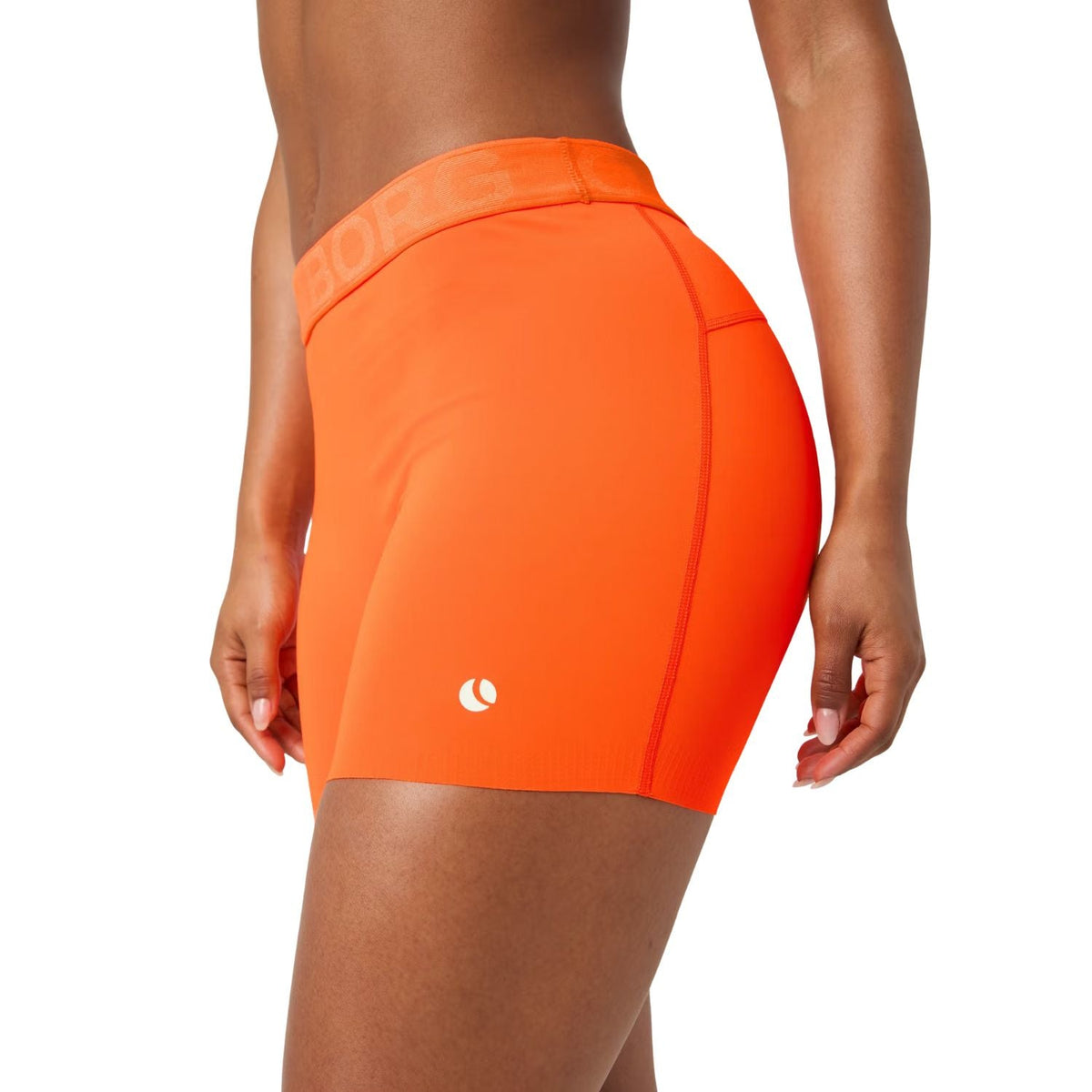 Zijaanzicht van de oranje Bjorn Borg Ace stretchshort met wit logo op de pijp
