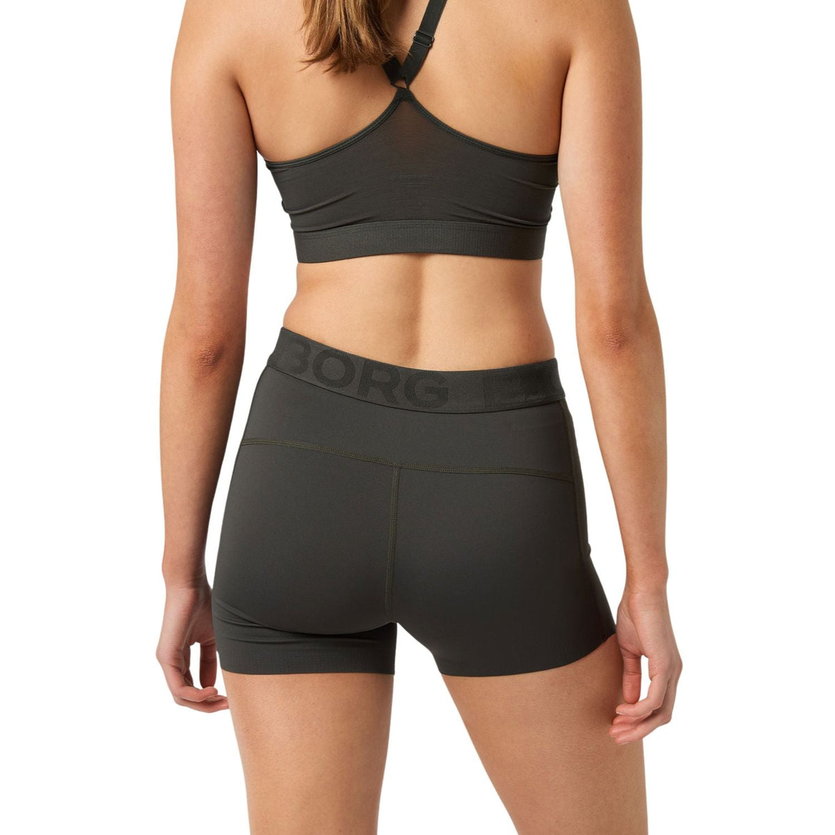 Achteraanzicht van de donker olijfgroene Bjorn Borg Ace stretchshort op model