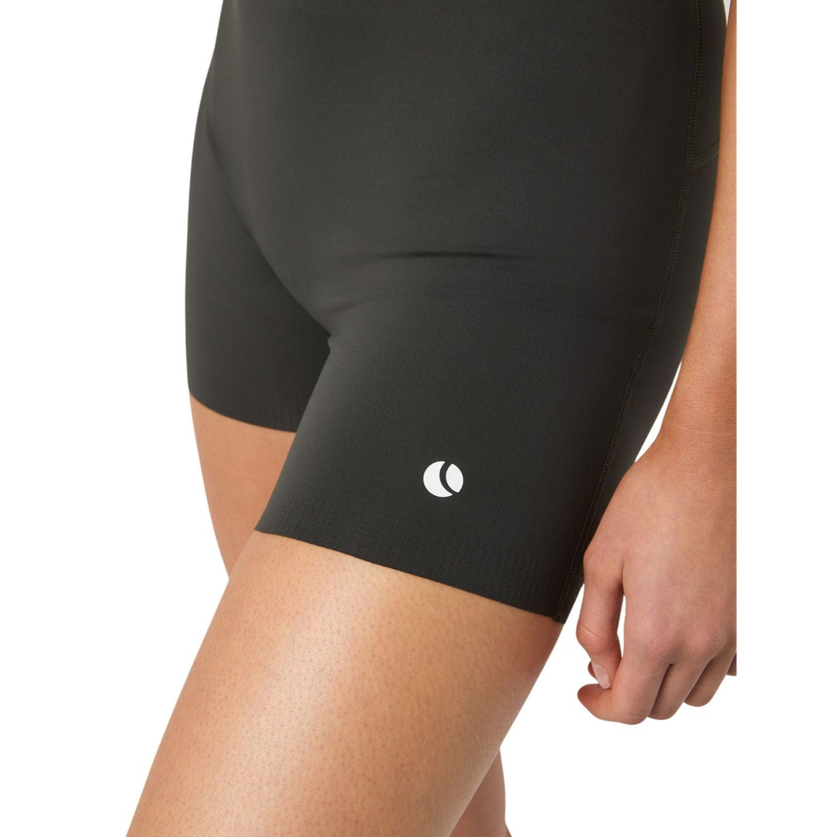 Zijaanzicht van de donker olijfgroene Bjorn Borg Ace stretchshort met wit logo op de pijp