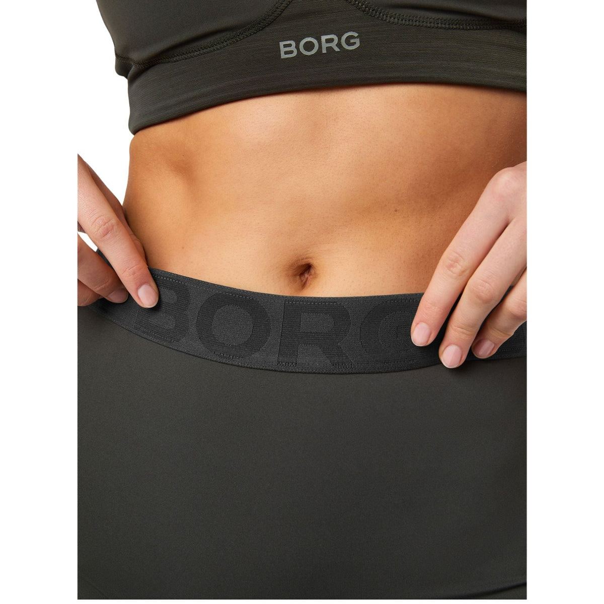 Close-up van de brede BORG-tailleband van de donker olijfgroene Bjorn Borg Ace stretchshort