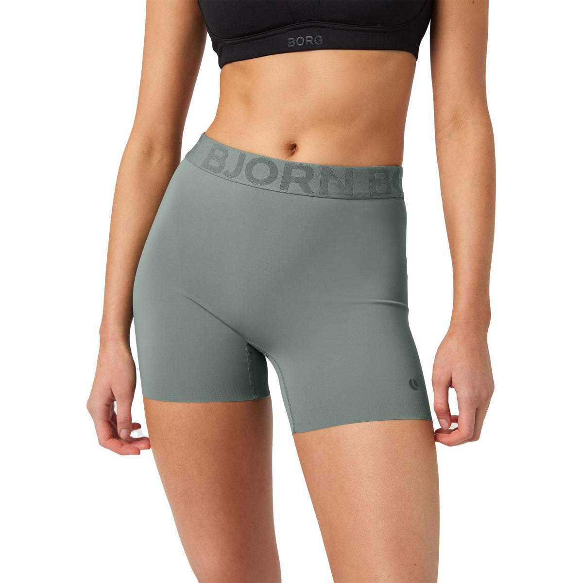 Vooraanzicht van de grijsgroene Bjorn Borg Ace stretchshort met brede logo-tailleband