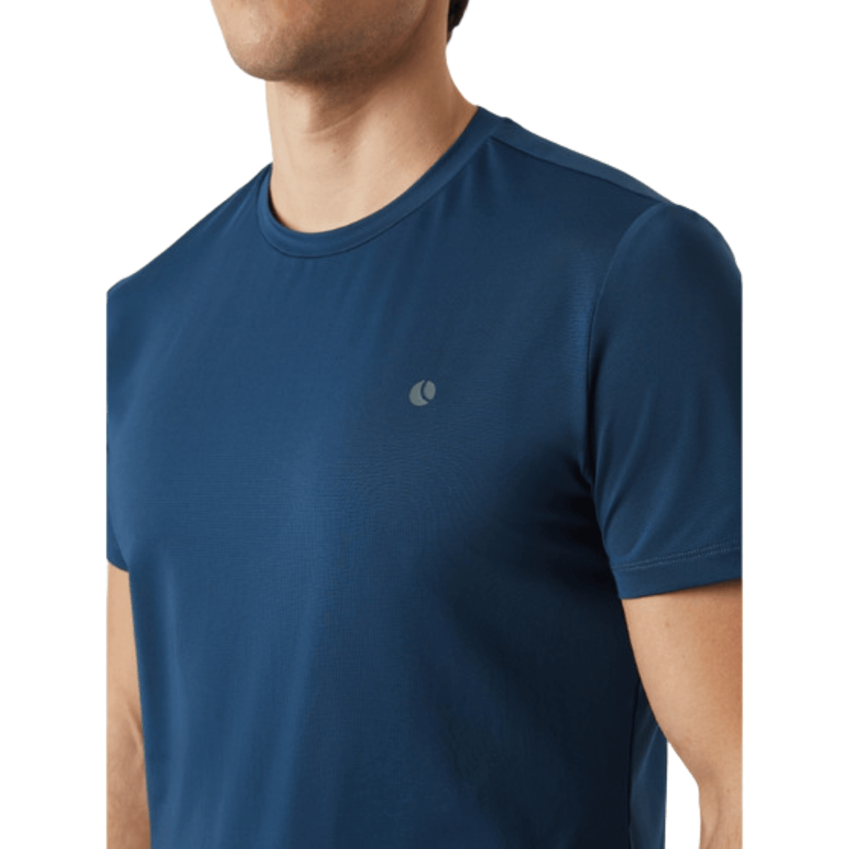 Close-up van het donkerblauwe Bjorn Borg Ace T-shirt met wit logo op de borst