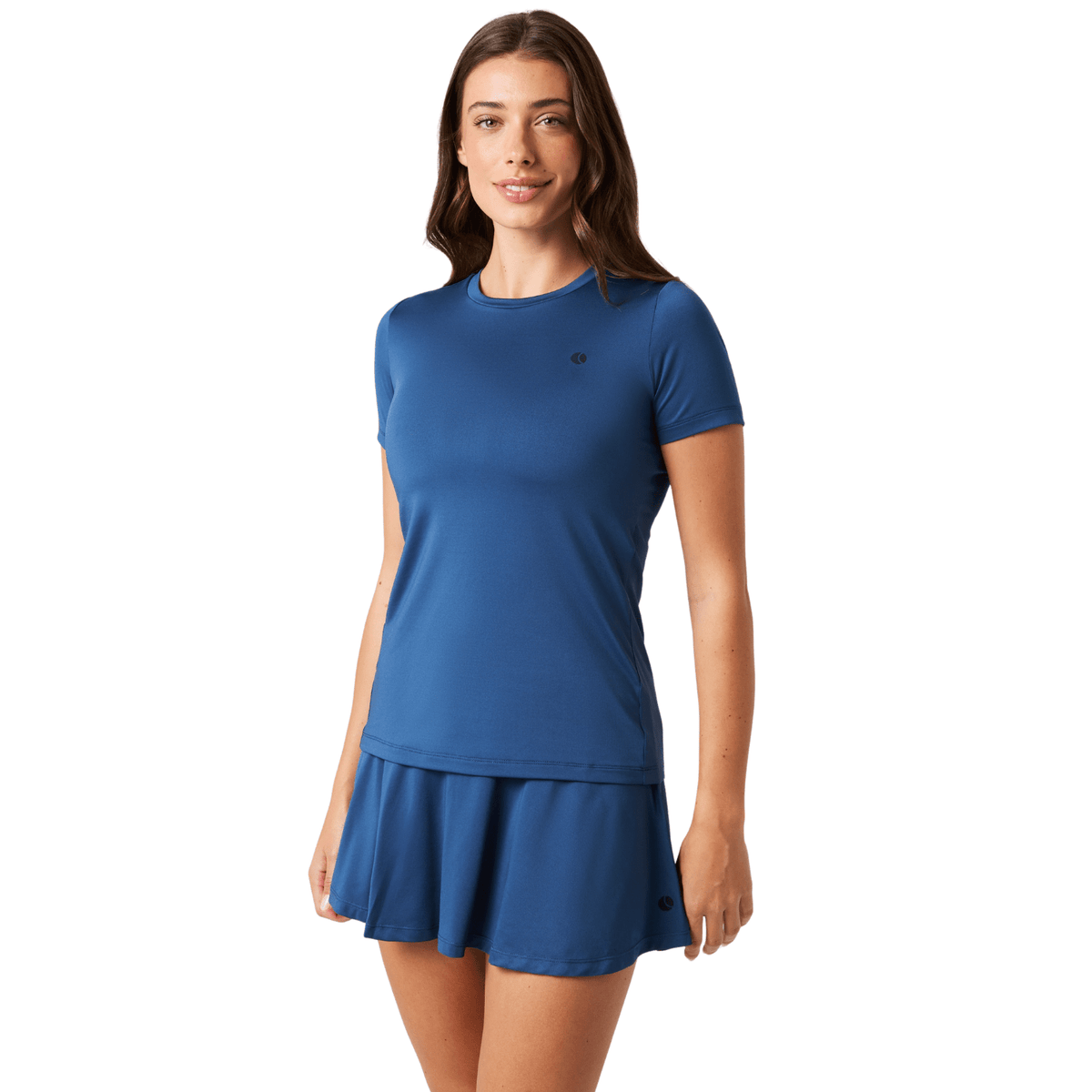 Model draagt het petrolblauwe Ace slim fit T-shirt met bijpassende rok