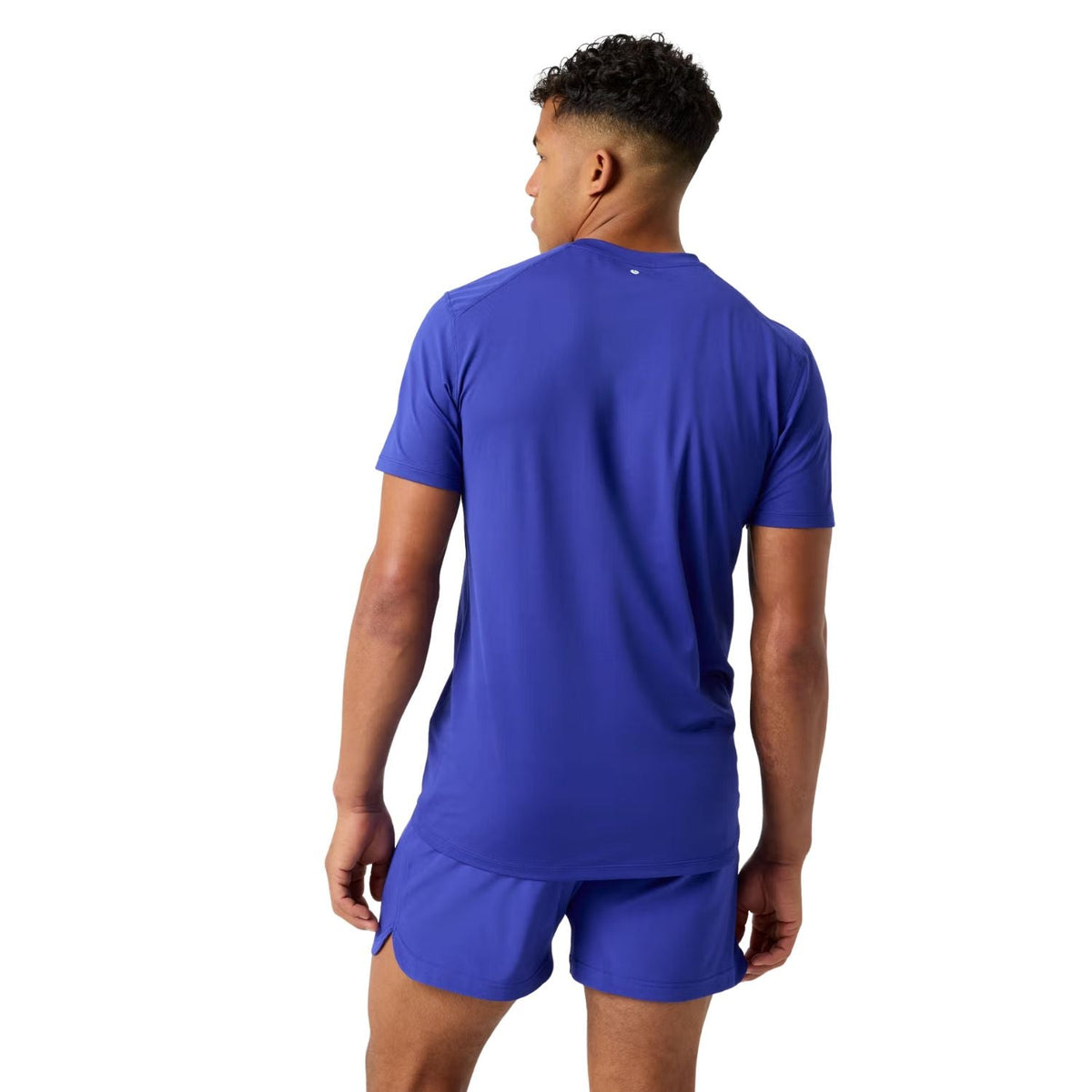 Achterzijde van het blauwe Bjorn Borg Athletic T-shirt met blauwe short op model