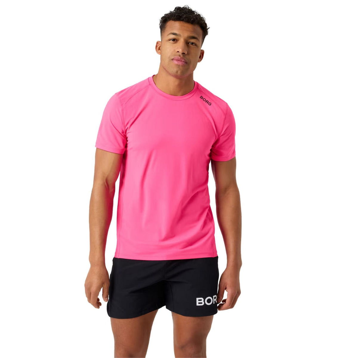 Model draagt het roze Bjorn Borg Athletic T-shirt met zwarte short met BORG-print
