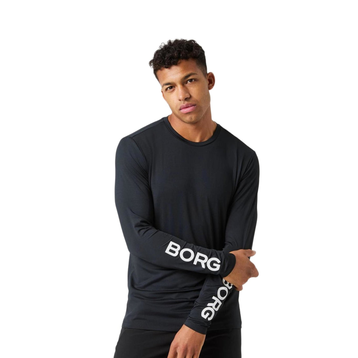 Model met gekruiste armen in het zwarte Bjorn Borg Long Sleeve T-Shirt, driekwart aanzicht