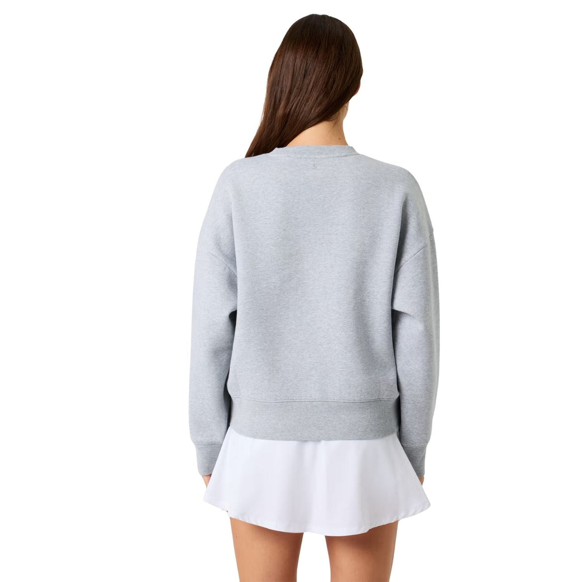 Achterzijde van de grijze Bjorn Borg sweater met witte rok op model