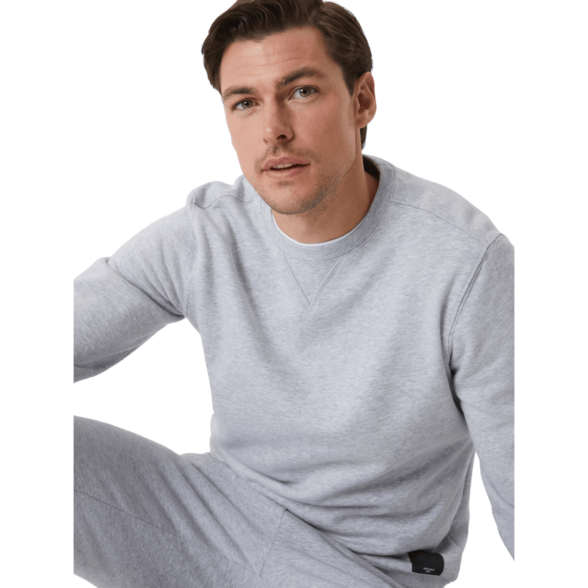 Model zit in de grijs gemeleerde Bjorn Borg Centre Crew met wit shirt eronder