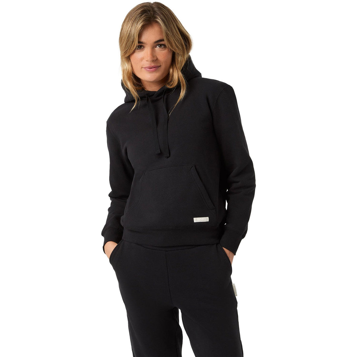 Damesmodel draagt de zwarte Bjorn Borg Centre Hoodie W met zwarte joggingbroek