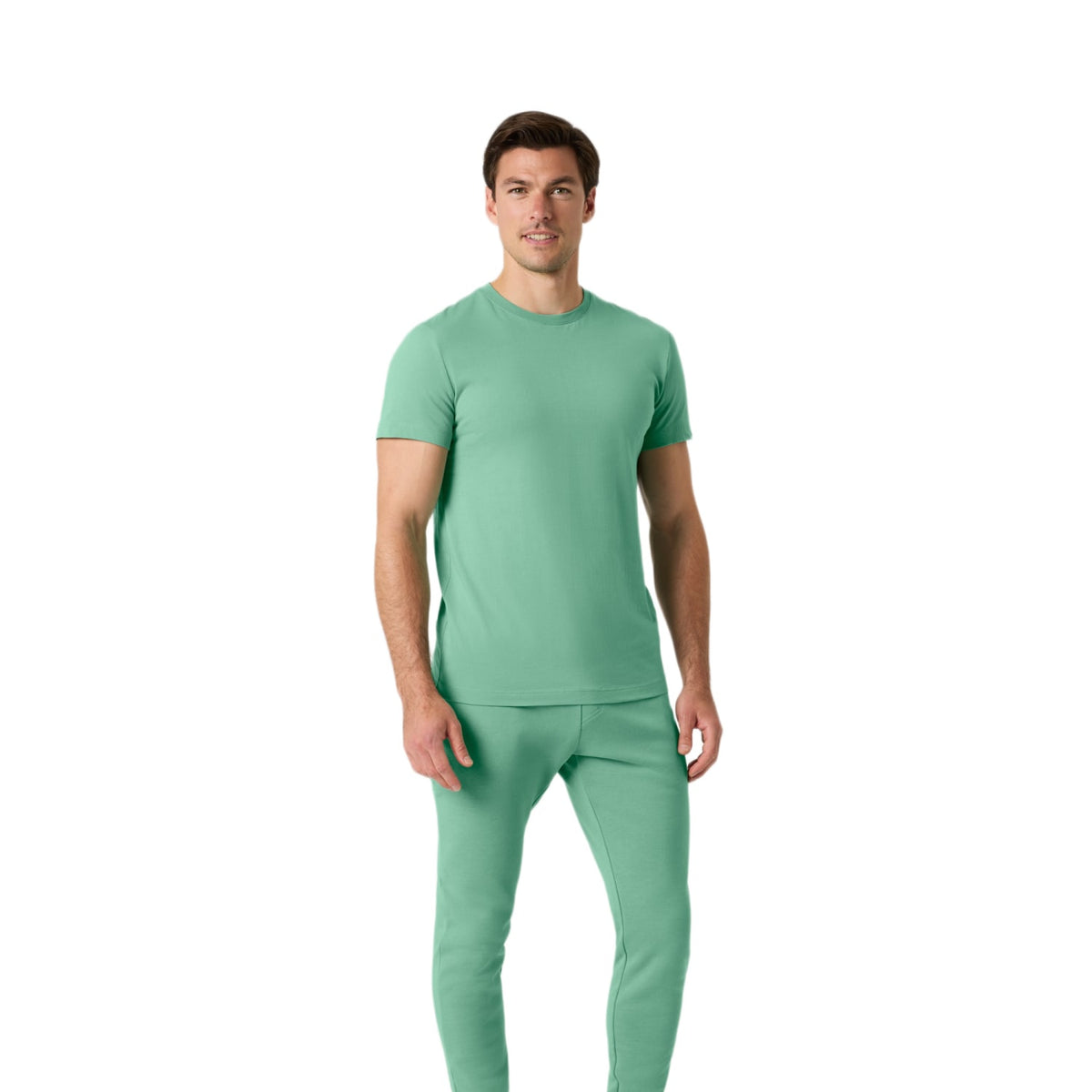 Model draagt de mintgroene Bjorn Borg Centre Tapered Sweatpants met groen T-shirt