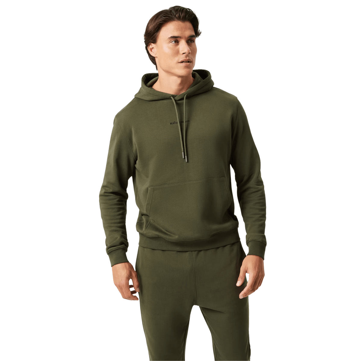 Model draagt de olijfgroene Bjorn Borg hoodie met bijpassende broek
