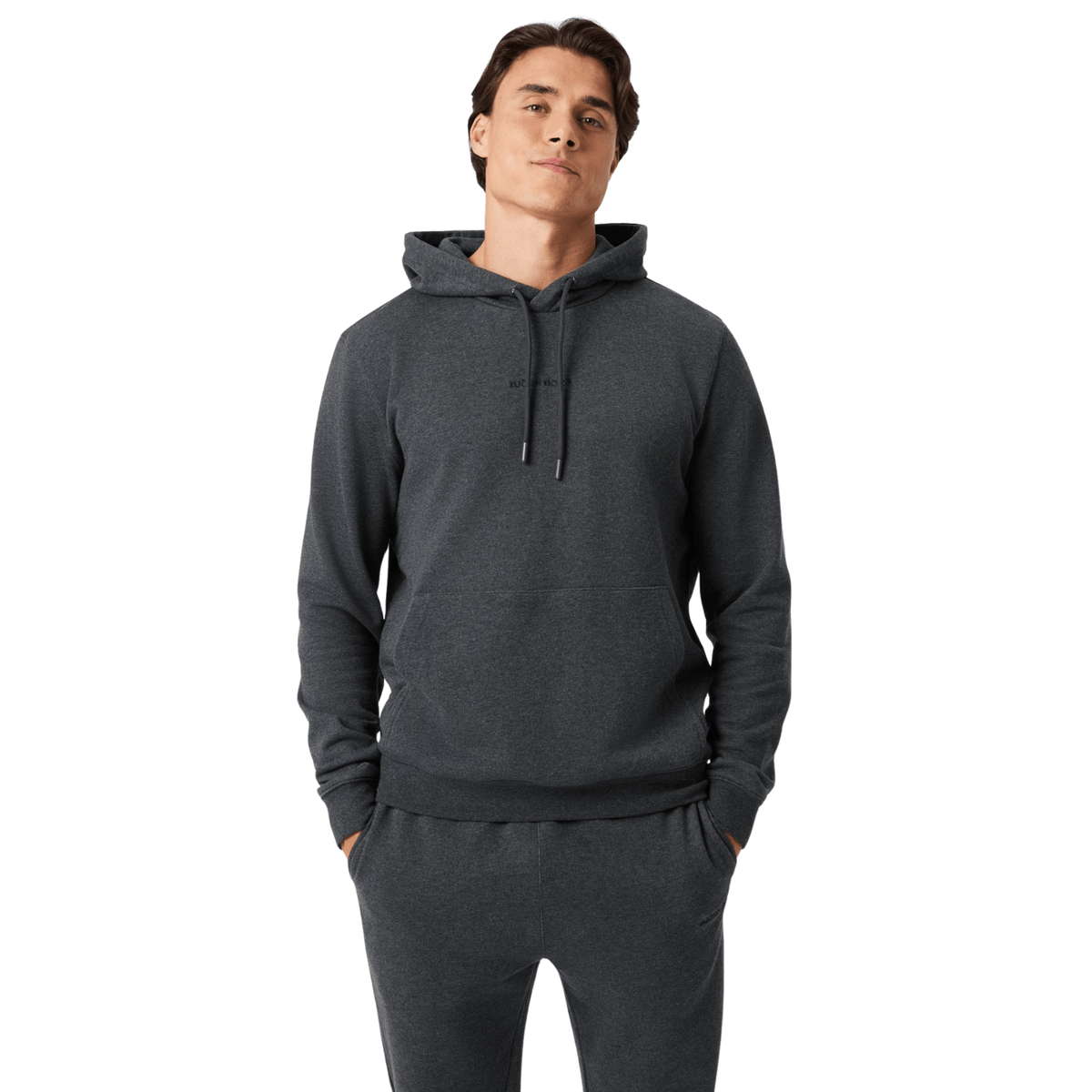 Model draagt de donkergrijze Bjorn Borg hoodie met handen in de zak