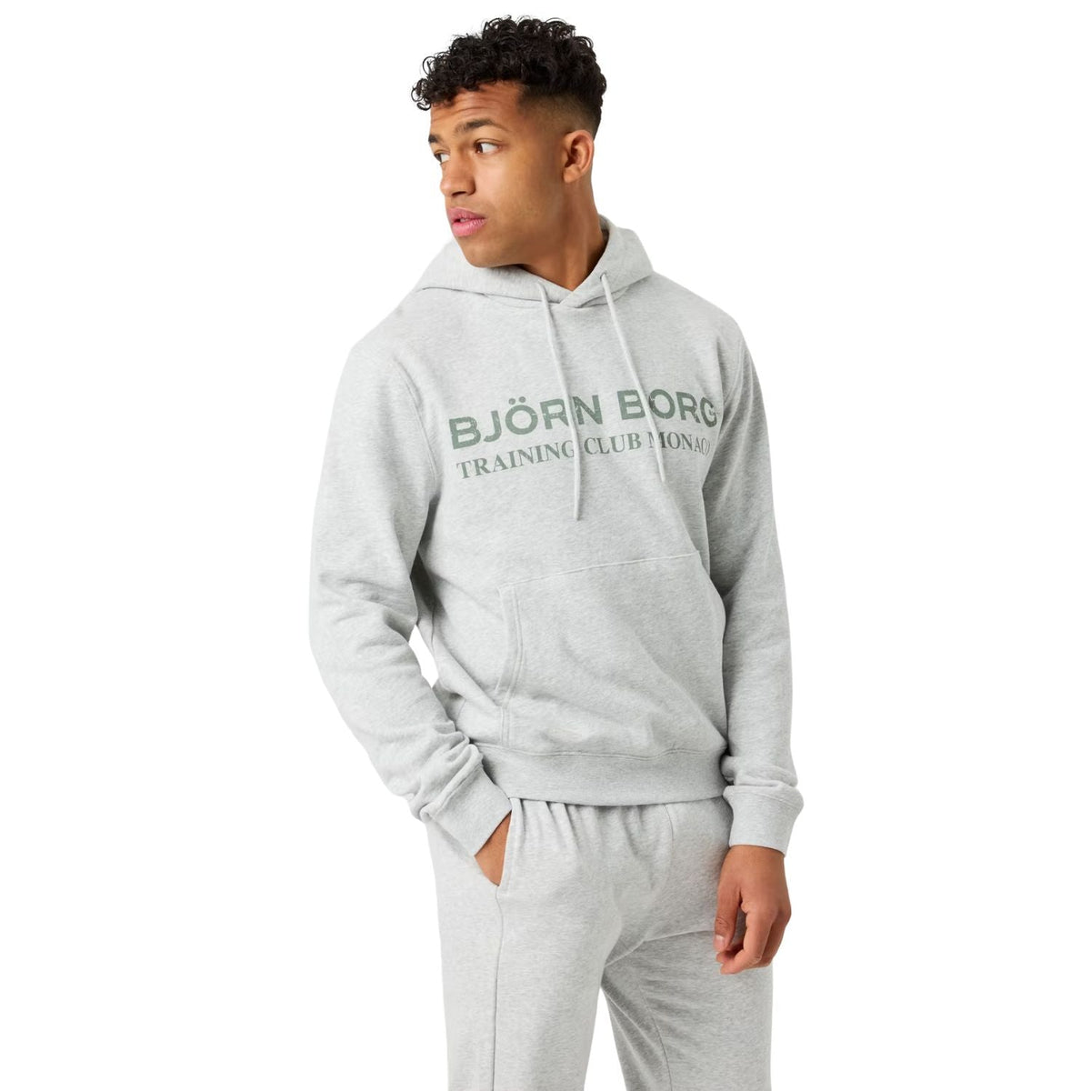 Herenmodel draagt de lichtgrijze Bjorn Borg Classic Print Hoodie met logoprint op de borst
