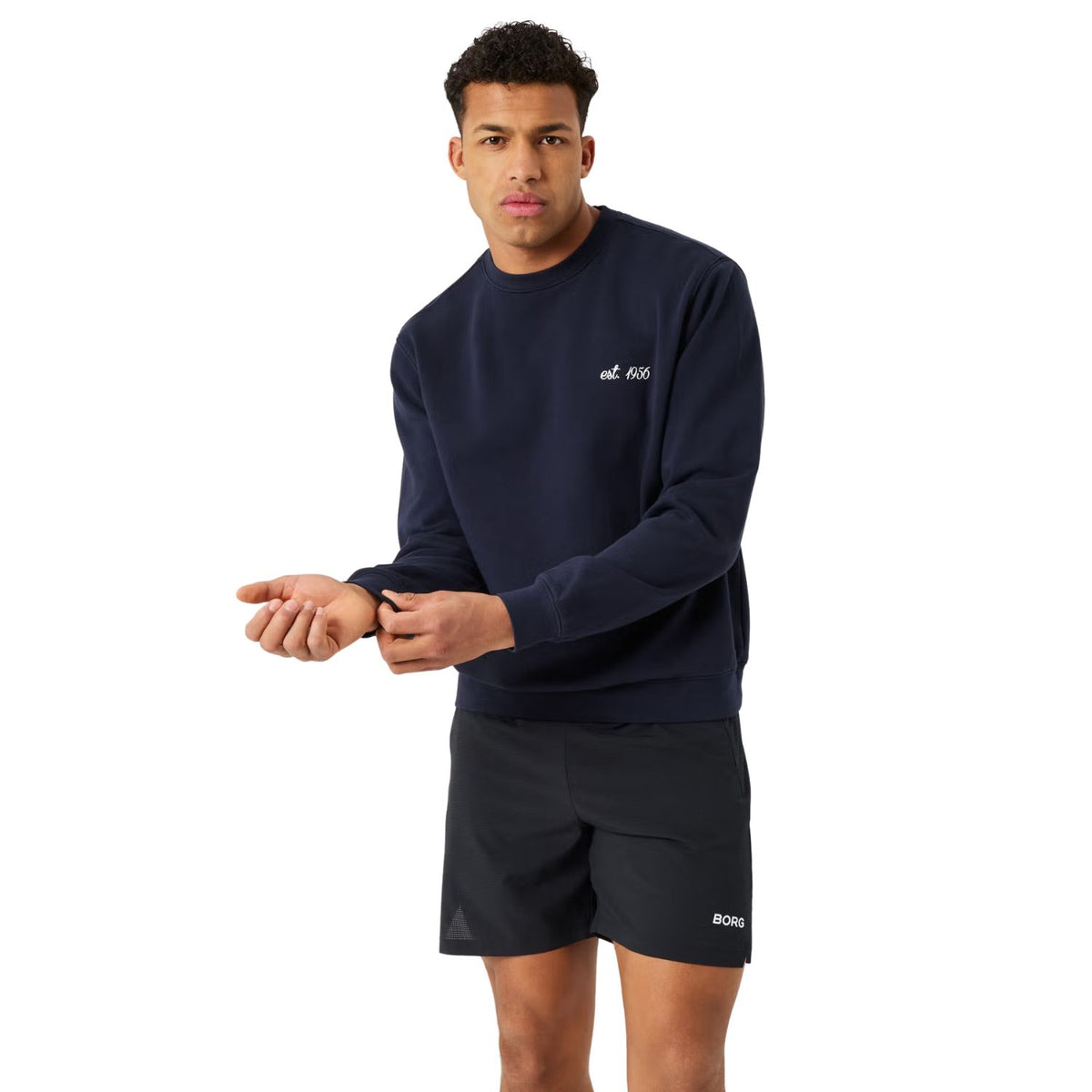 Herenmodel draagt het donkerblauwe Bjorn Borg Classic Print Sweatshirt met zwarte short