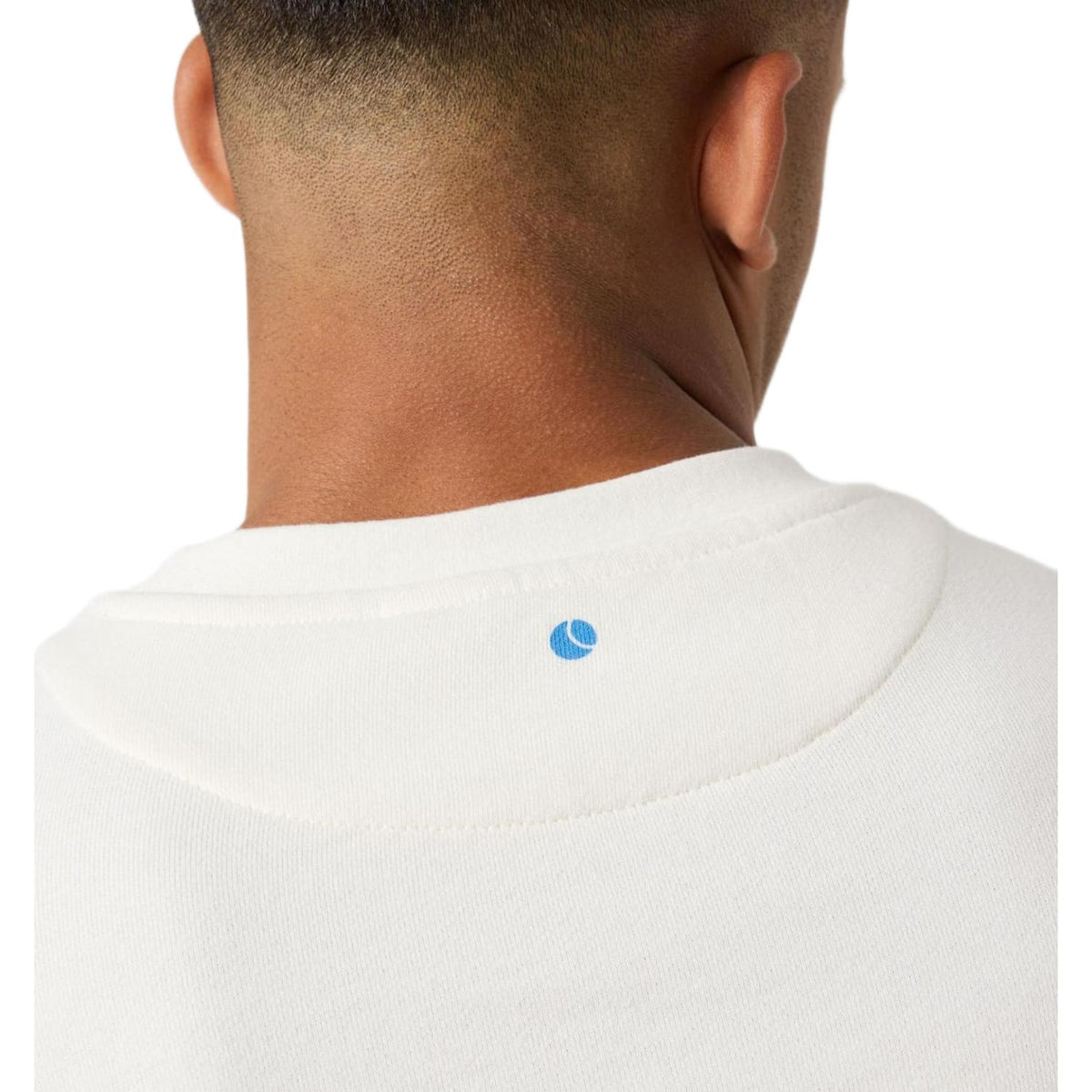 Detail van de halsboord met klein blauw logo op het gebroken witte Bjorn Borg sweatshirt