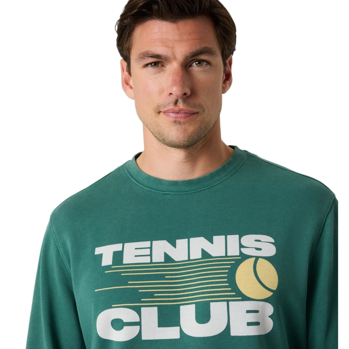 Close-up van de witte Tennis Club opdruk met tennisbal op het donkergroene sweatshirt